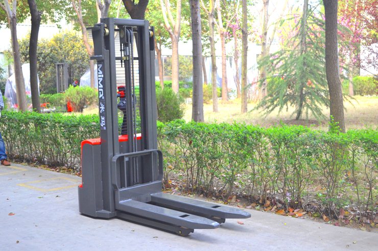 湖南荣洲机械设备有限公司,移动式升降平台价格,湖南升降货梯,塑料托盘批发,固定式升降平台,曲臂式升降平台,汽车尾板,全电动叉车 湖南荣洲机械设备有限公司,移动式升降平台价格,湖南升降货梯,塑料托盘批发,固定式升降平台,曲臂式升降平台,汽车尾板,全电动叉车